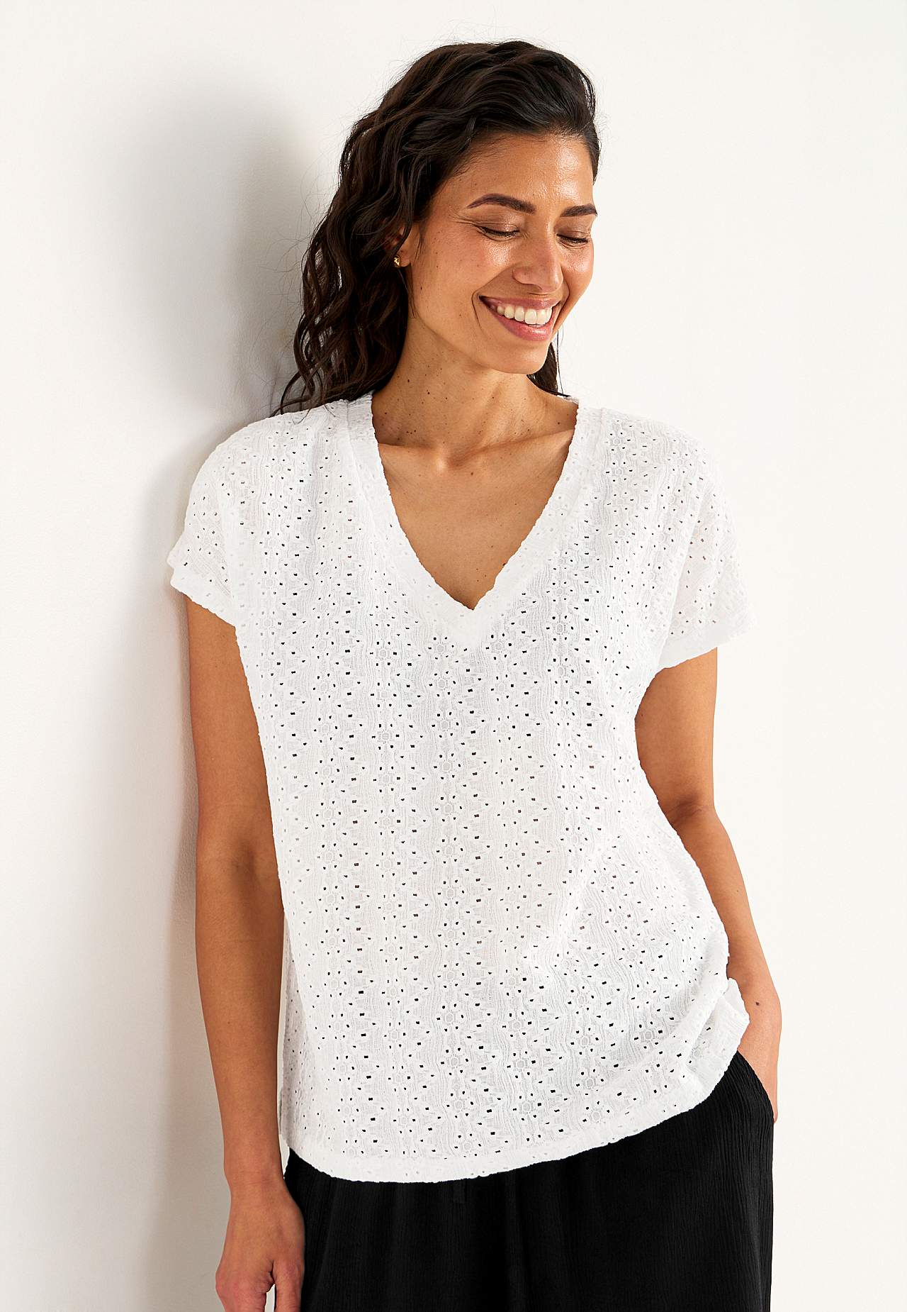 Trikotāžas tops ar caurumiņu raksta izšuvumu