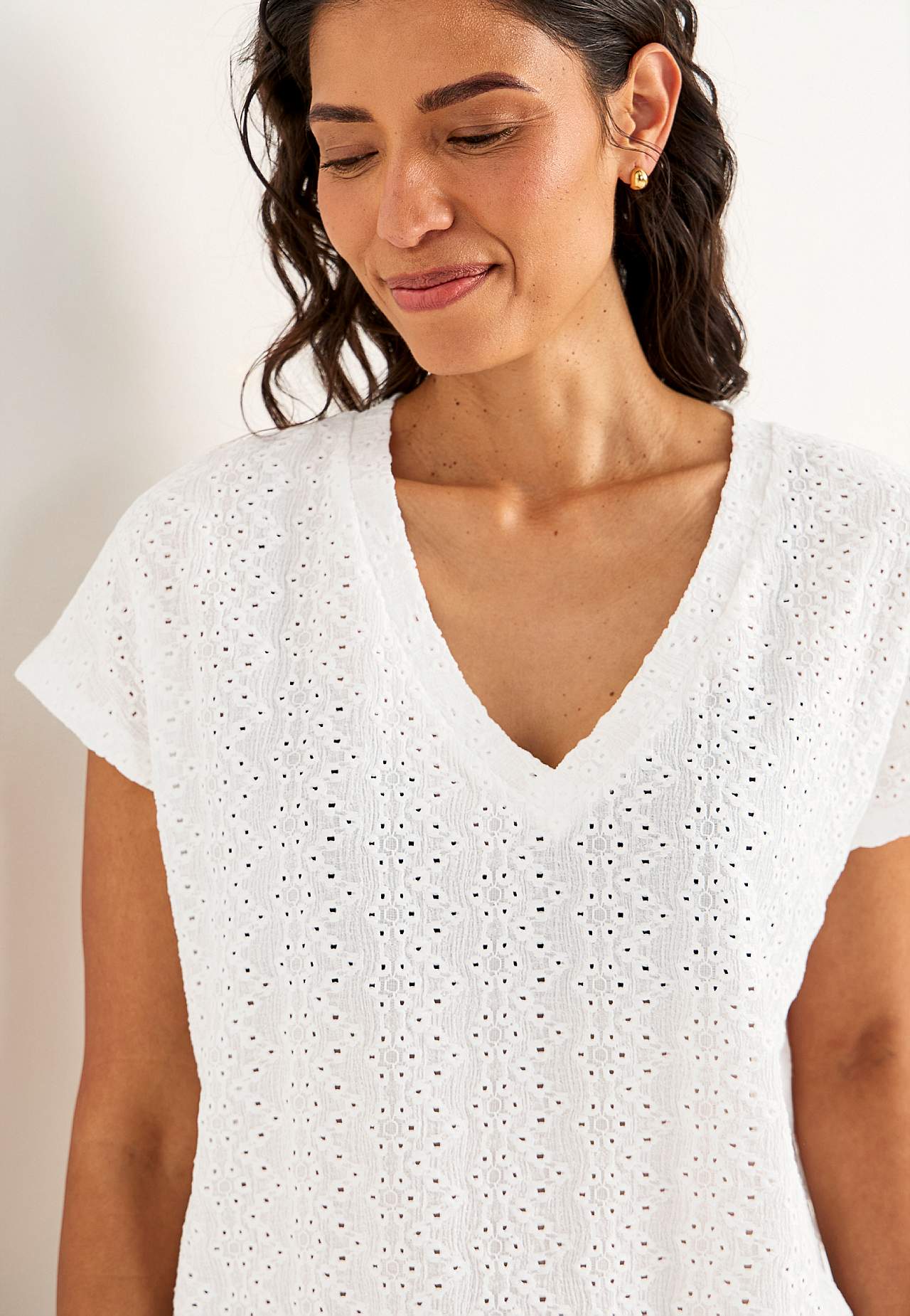 Trikotāžas tops ar caurumiņu raksta izšuvumu