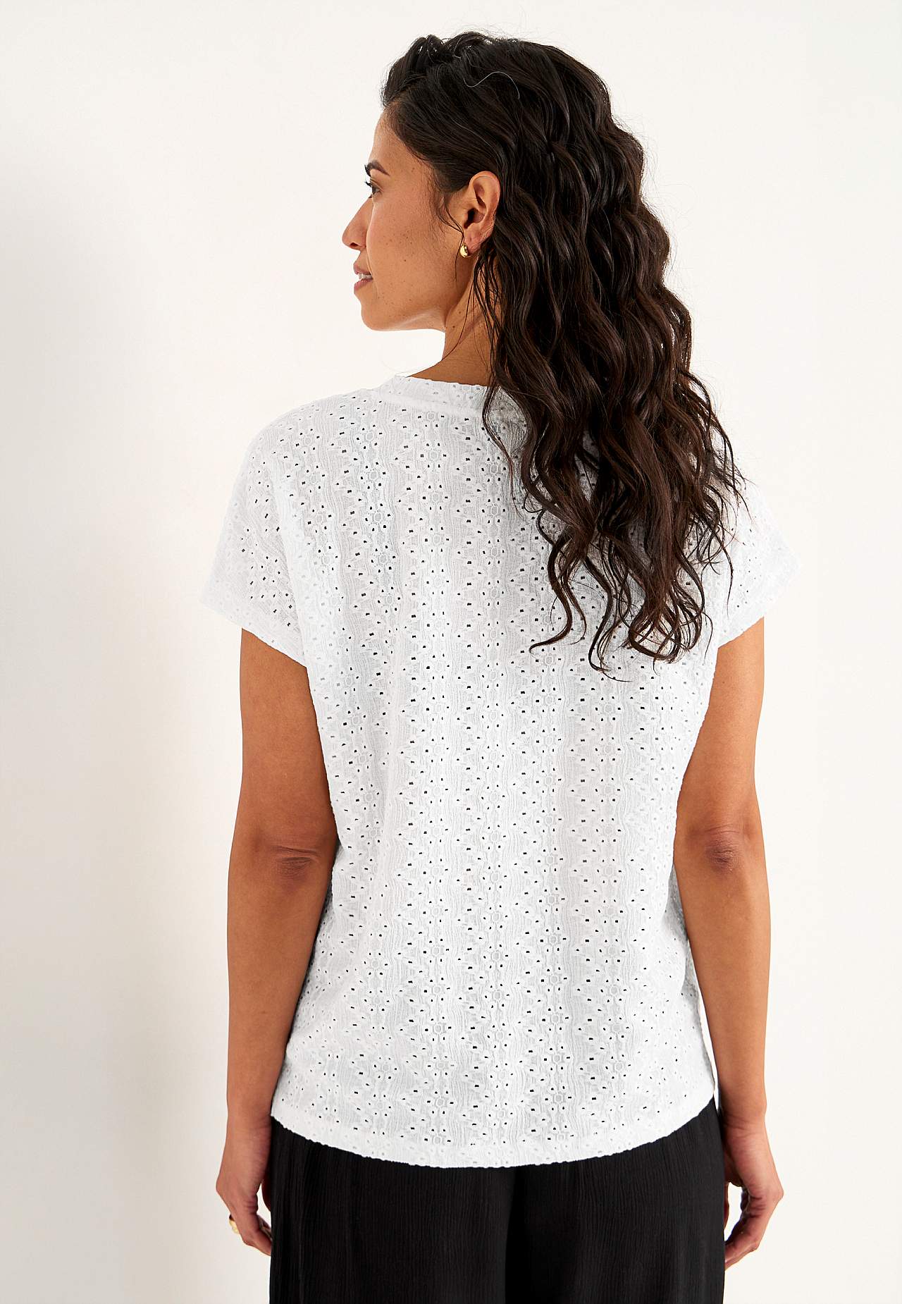 Trikotāžas tops ar caurumiņu raksta izšuvumu