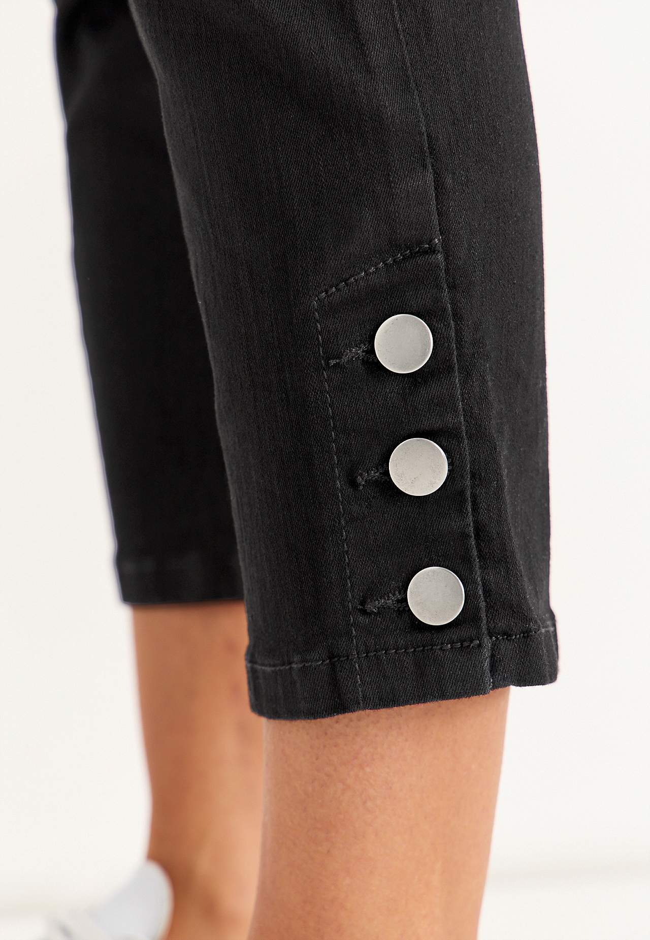 Kapri džinsi ar piecām kabatām