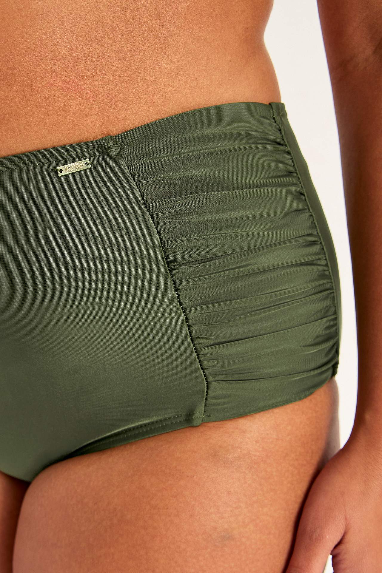 Vienkrāsainas bikini biksītes ar augstu jostasvietu