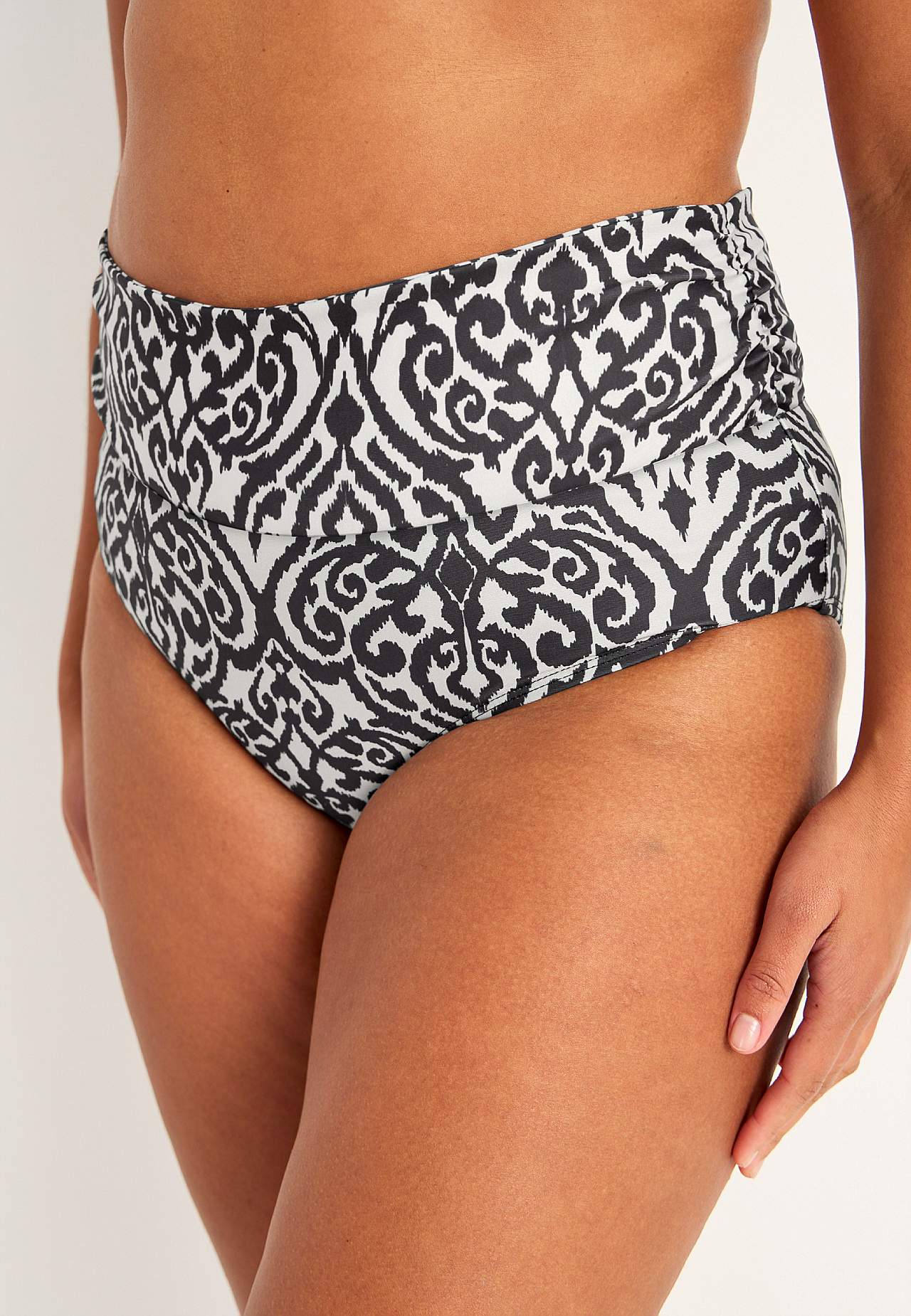 Bikini biksītes ar atlokāmu malu jostasvietā 