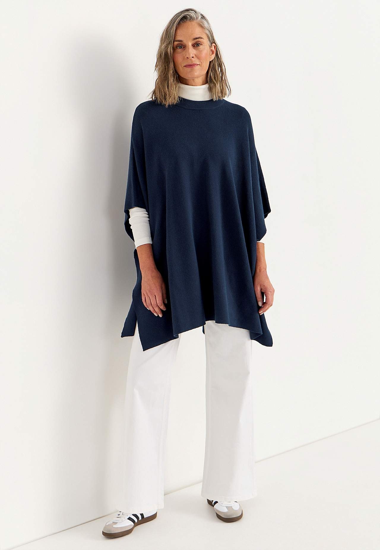 Smalka adījuma pončo