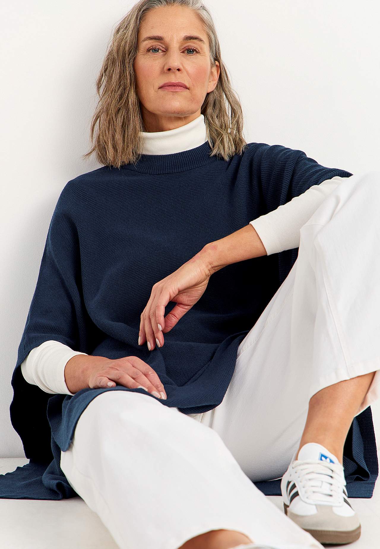 Smalka adījuma pončo