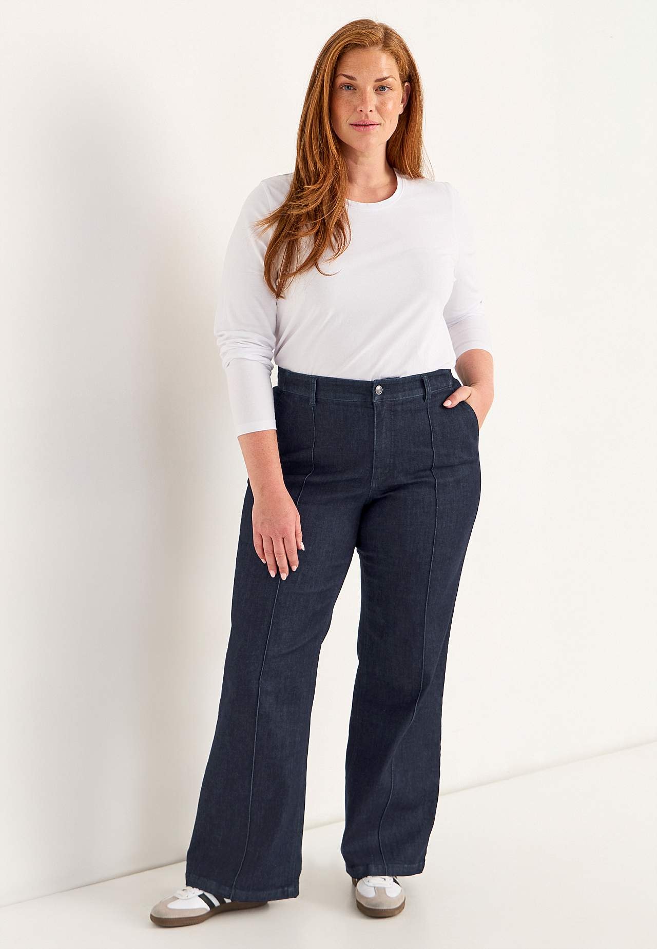 Stretchjeans med sydda pressveck