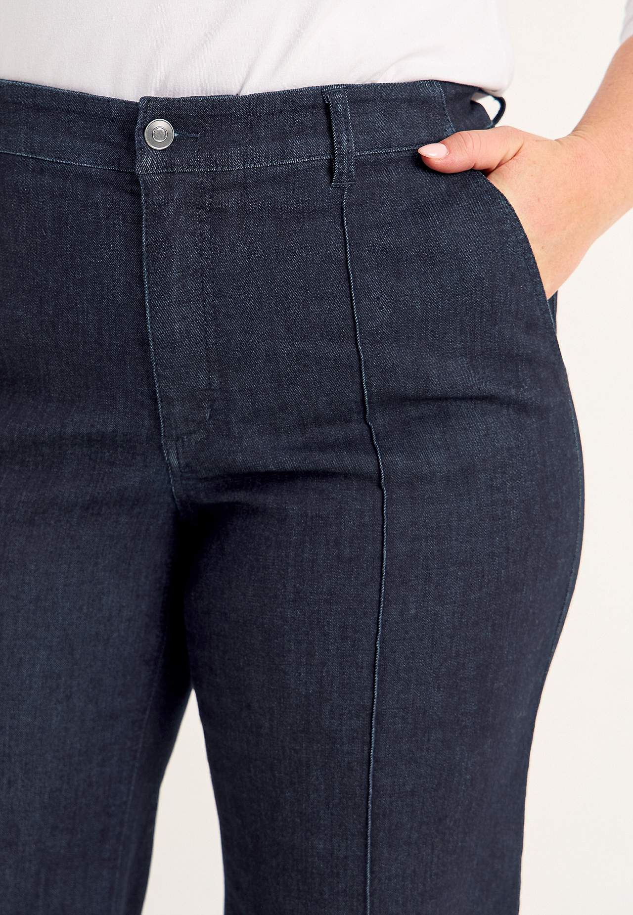 Stretchjeans med sydda pressveck