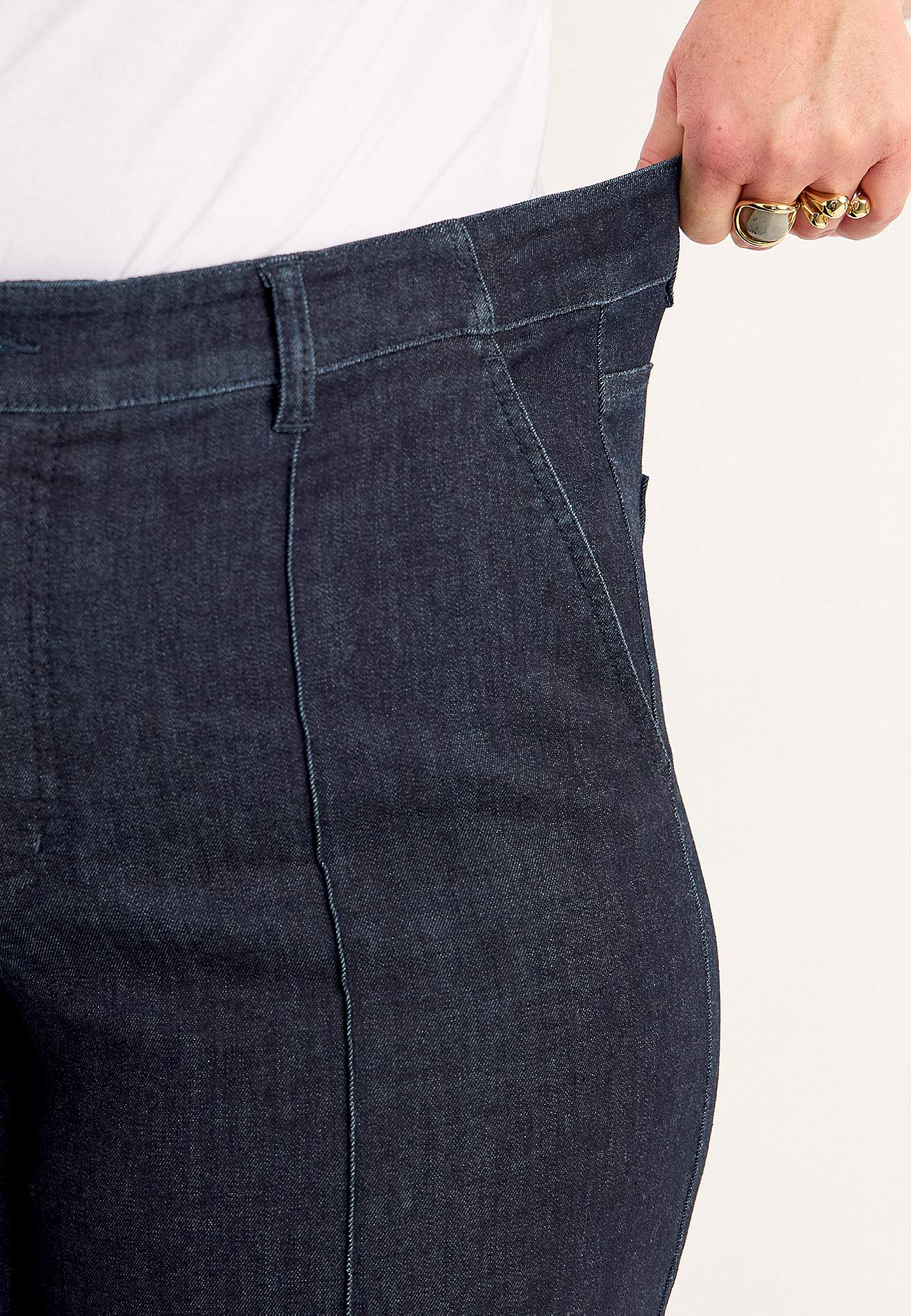Stretchjeans med sydda pressveck