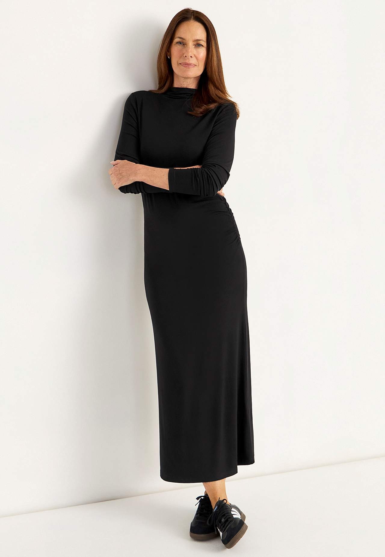 Figūrai pieguļoša trikotāžas kleita