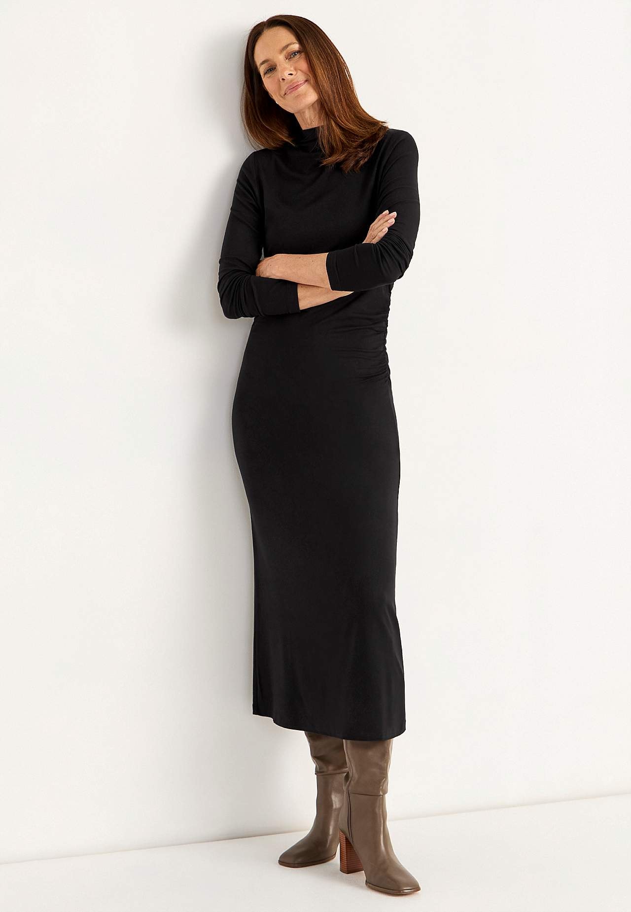 Figūrai pieguļoša trikotāžas kleita