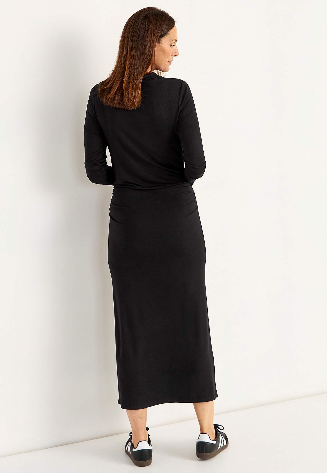 Figūrai pieguļoša trikotāžas kleita