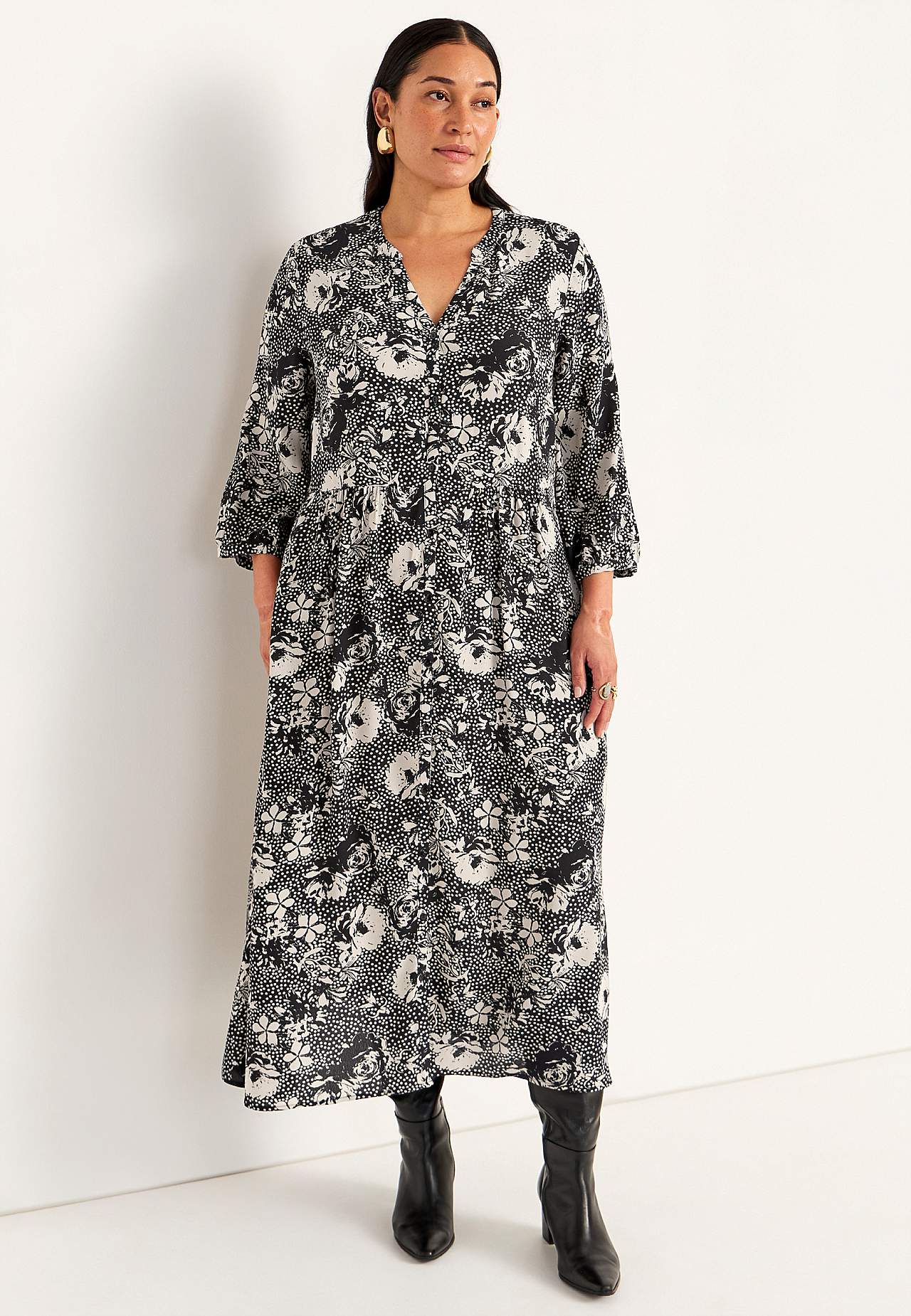 Viskozes kleita ar ziedu rakstu