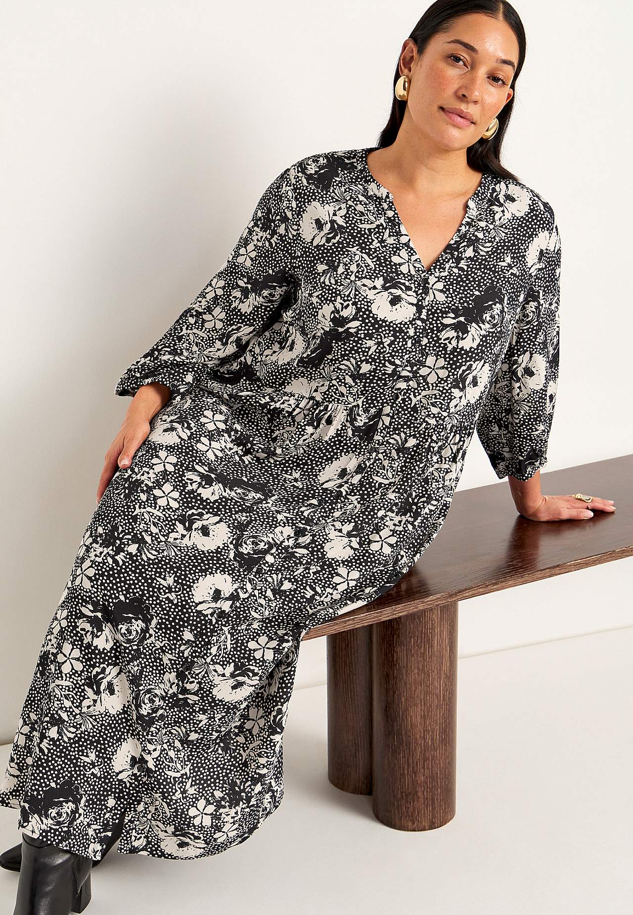 Viskozes kleita ar ziedu rakstu