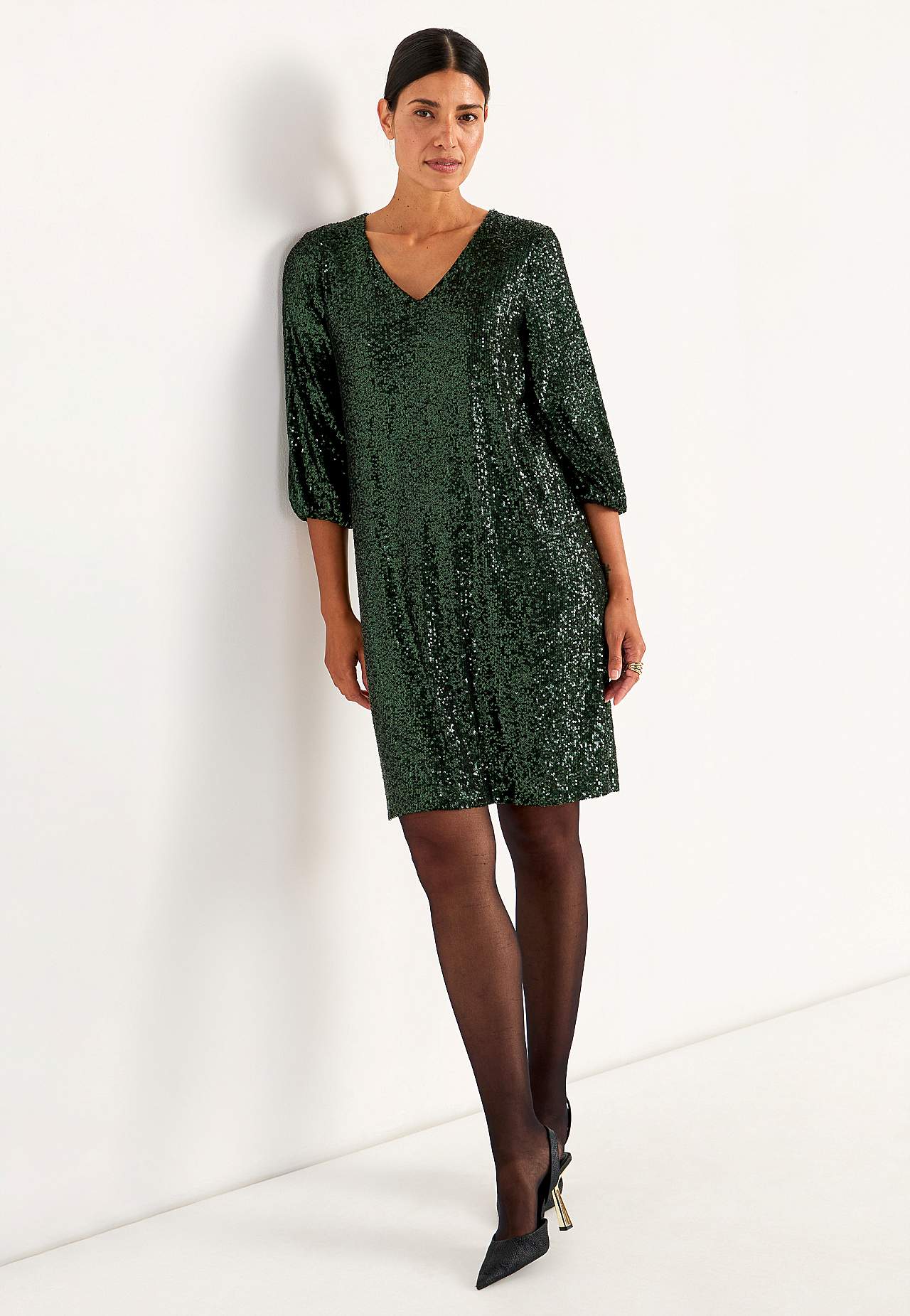 Kleita ar V veida kakla izgriezumu un fliteriem.