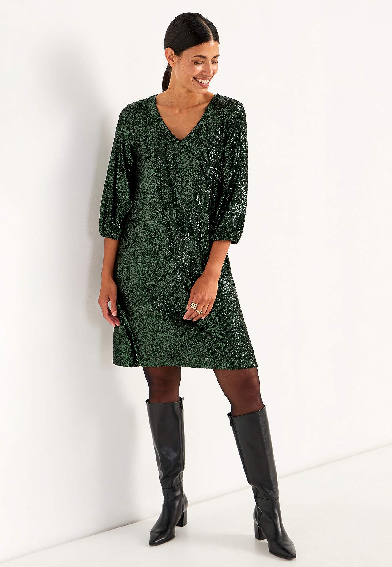 Kleita ar V veida kakla izgriezumu un fliteriem.