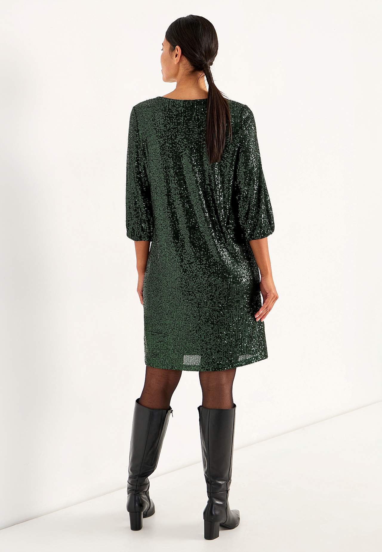 Kleita ar V veida kakla izgriezumu un fliteriem.