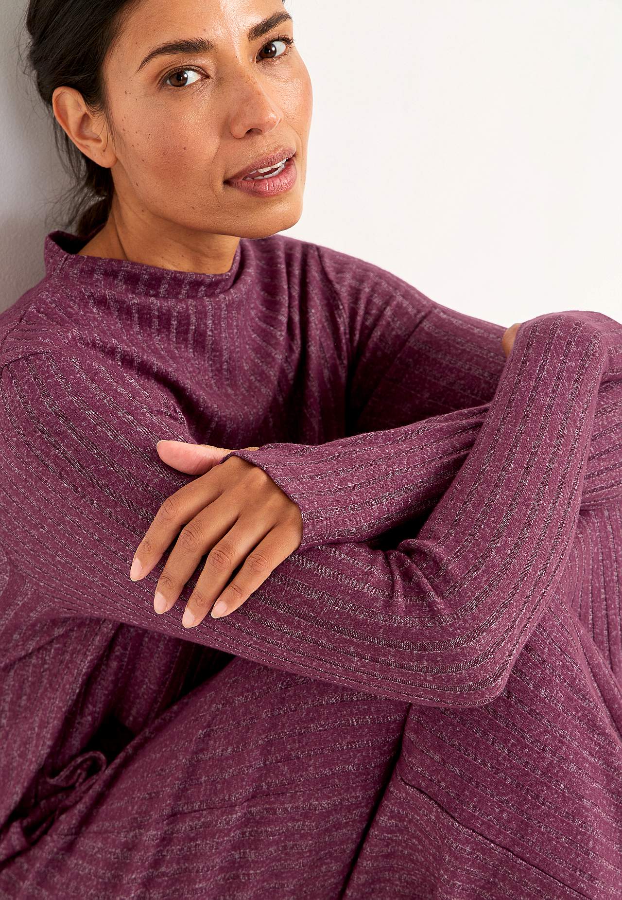 Mīksta trikotāžas kleita ar kabatām