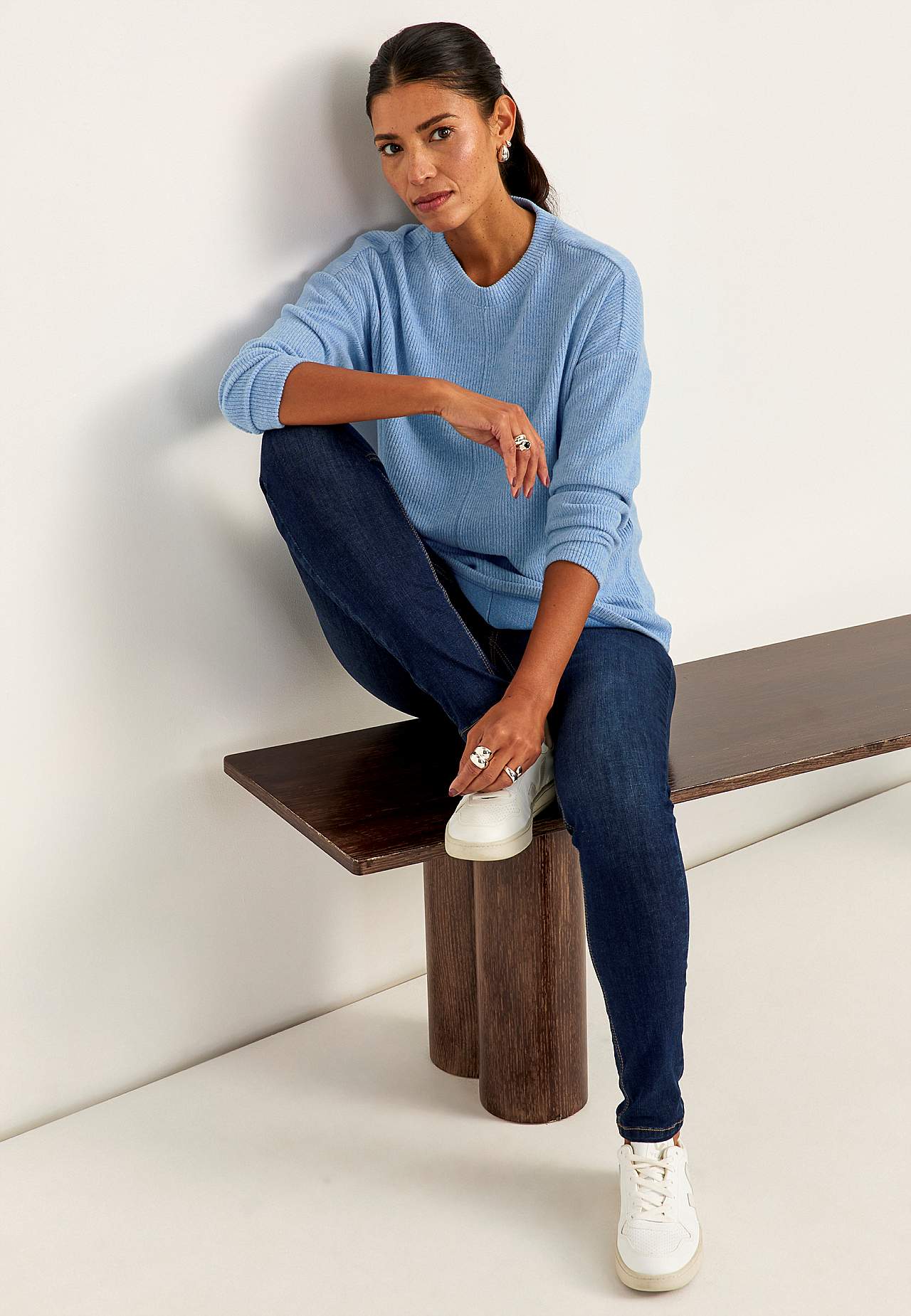 Ļoti mīksts džemperis ar dekoratīvu vīli vidū Beata