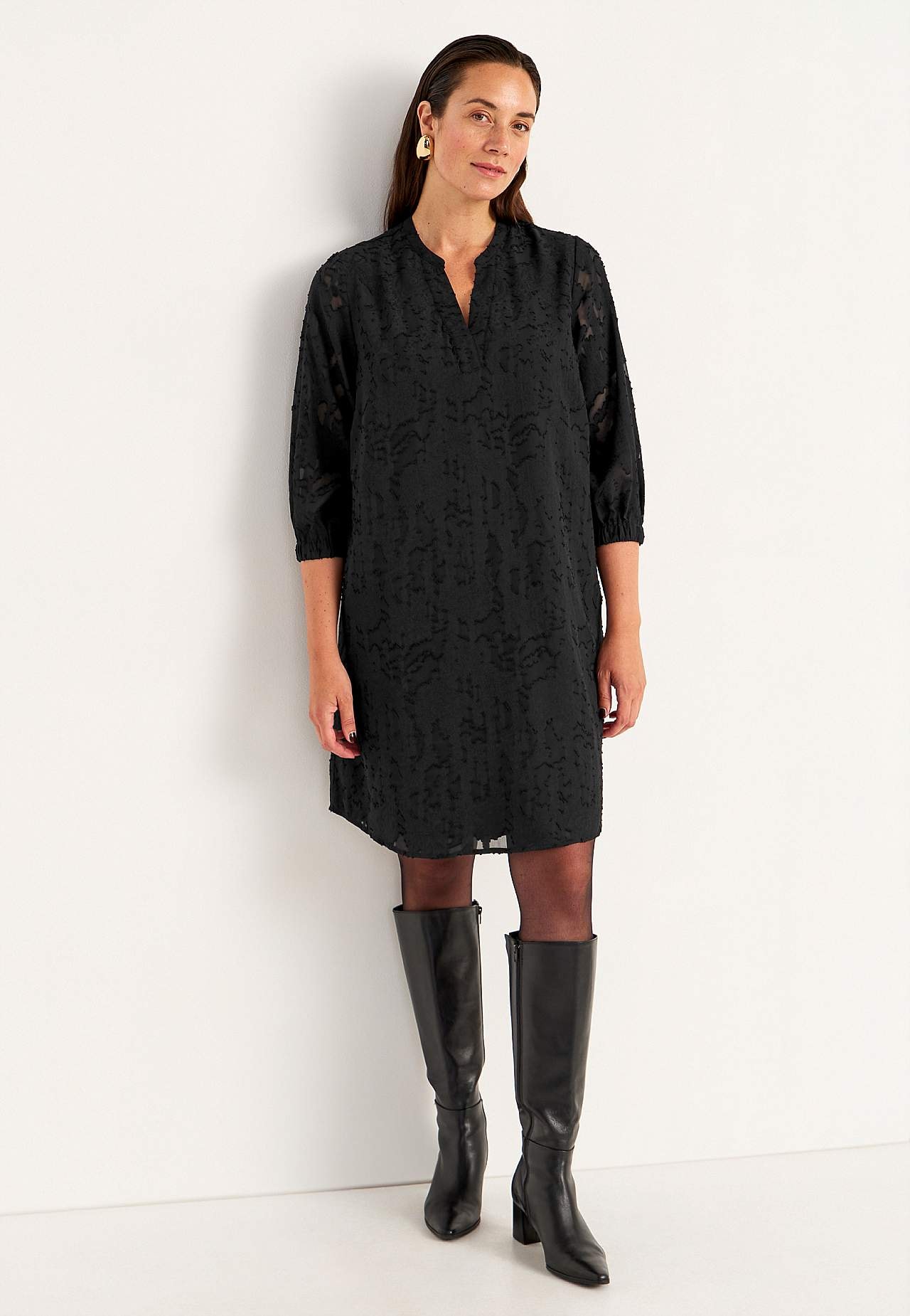 Caurspīdīga, austa žakarda raksta kleita