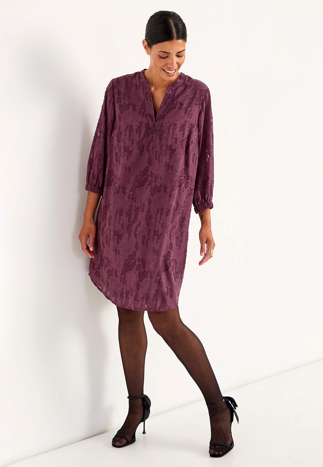 Caurspīdīga, austa žakarda raksta kleita