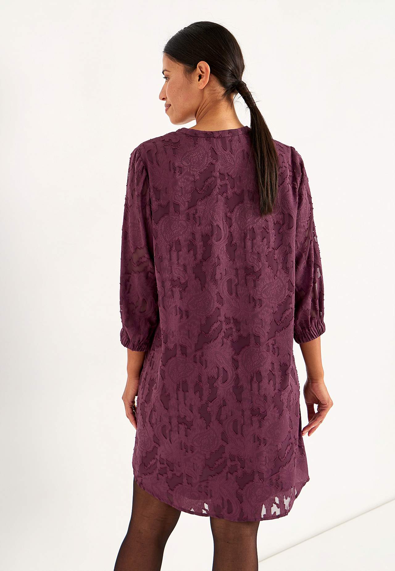 Caurspīdīga, austa žakarda raksta kleita