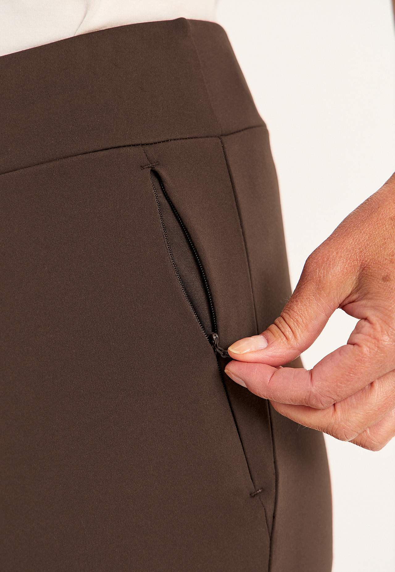 Universālas trikotāžas bikses ar paplatinātiem staru galiem Daria