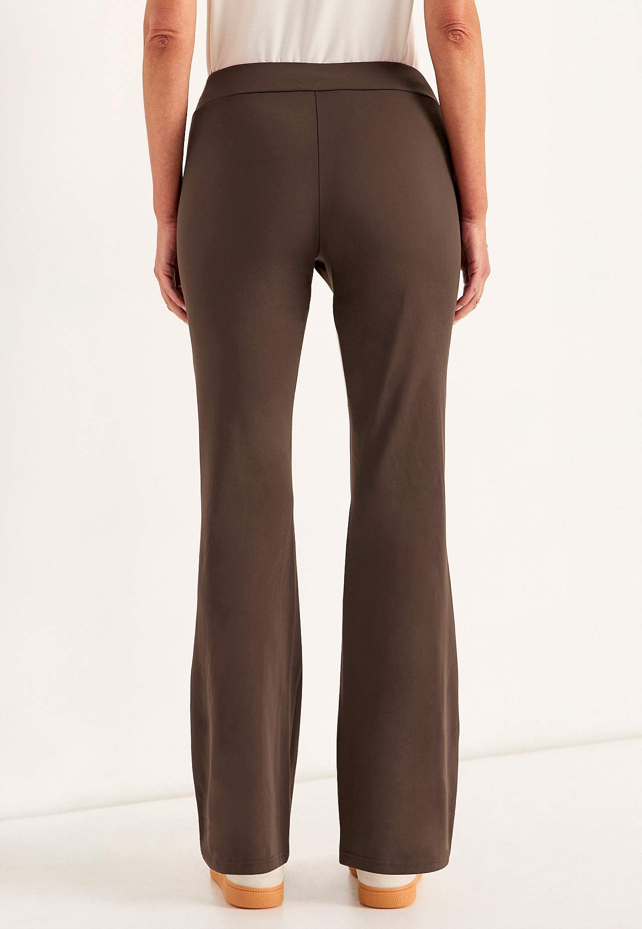 Universālas trikotāžas bikses ar paplatinātiem staru galiem Daria