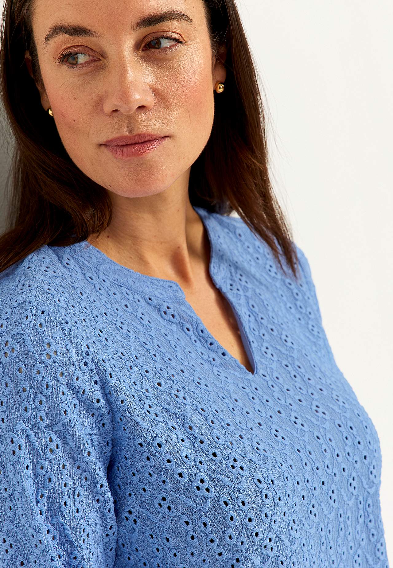 Trikotāžas tops ar caurumiņu raksta izšuvumu