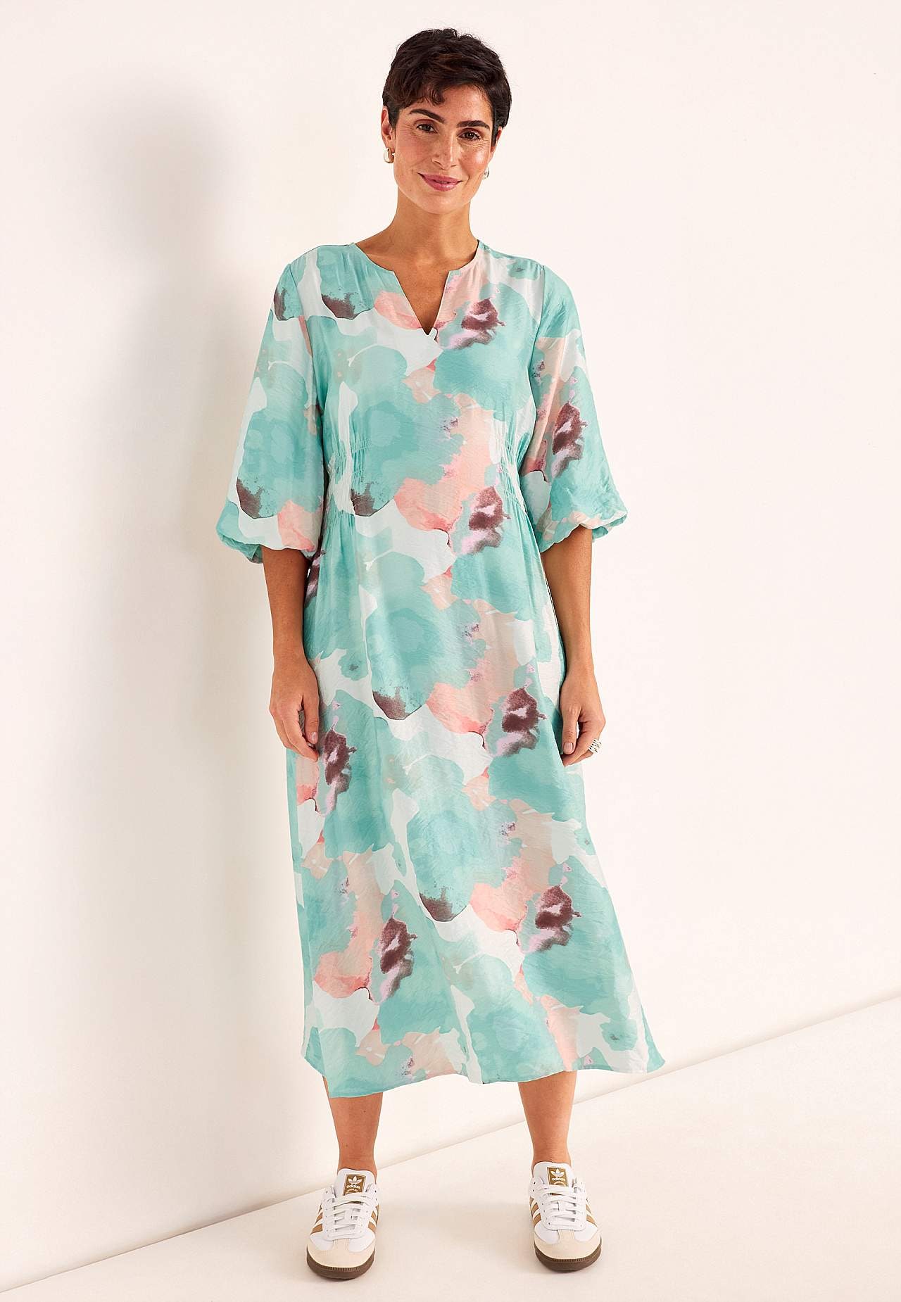 Kleita ar oderētām kuplām piedurknēm