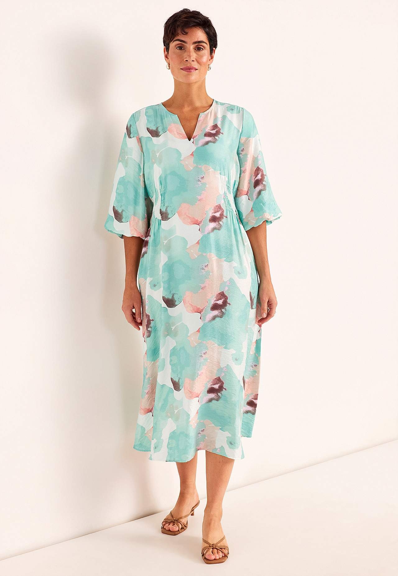 Kleita ar oderētām kuplām piedurknēm