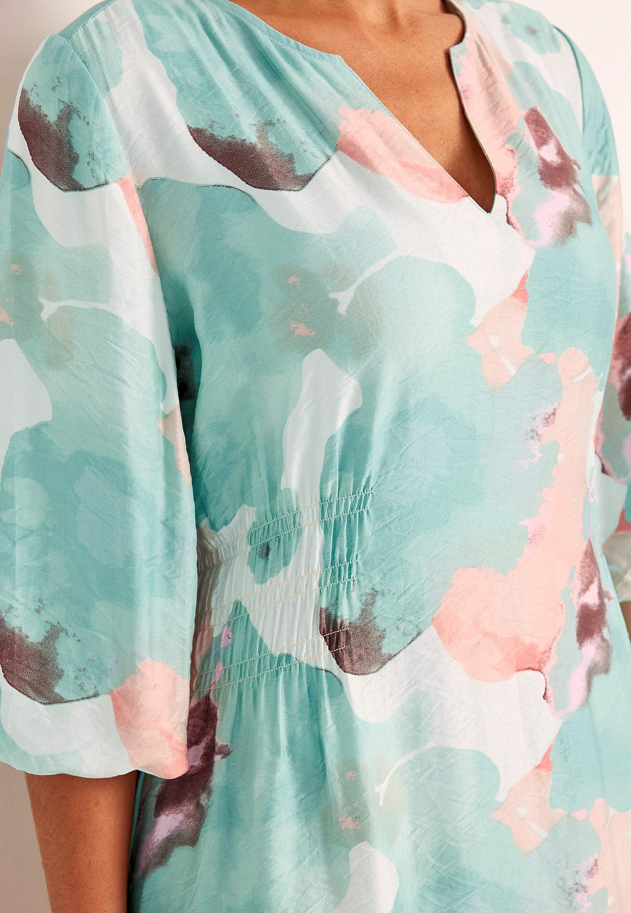 Kleita ar oderētām kuplām piedurknēm