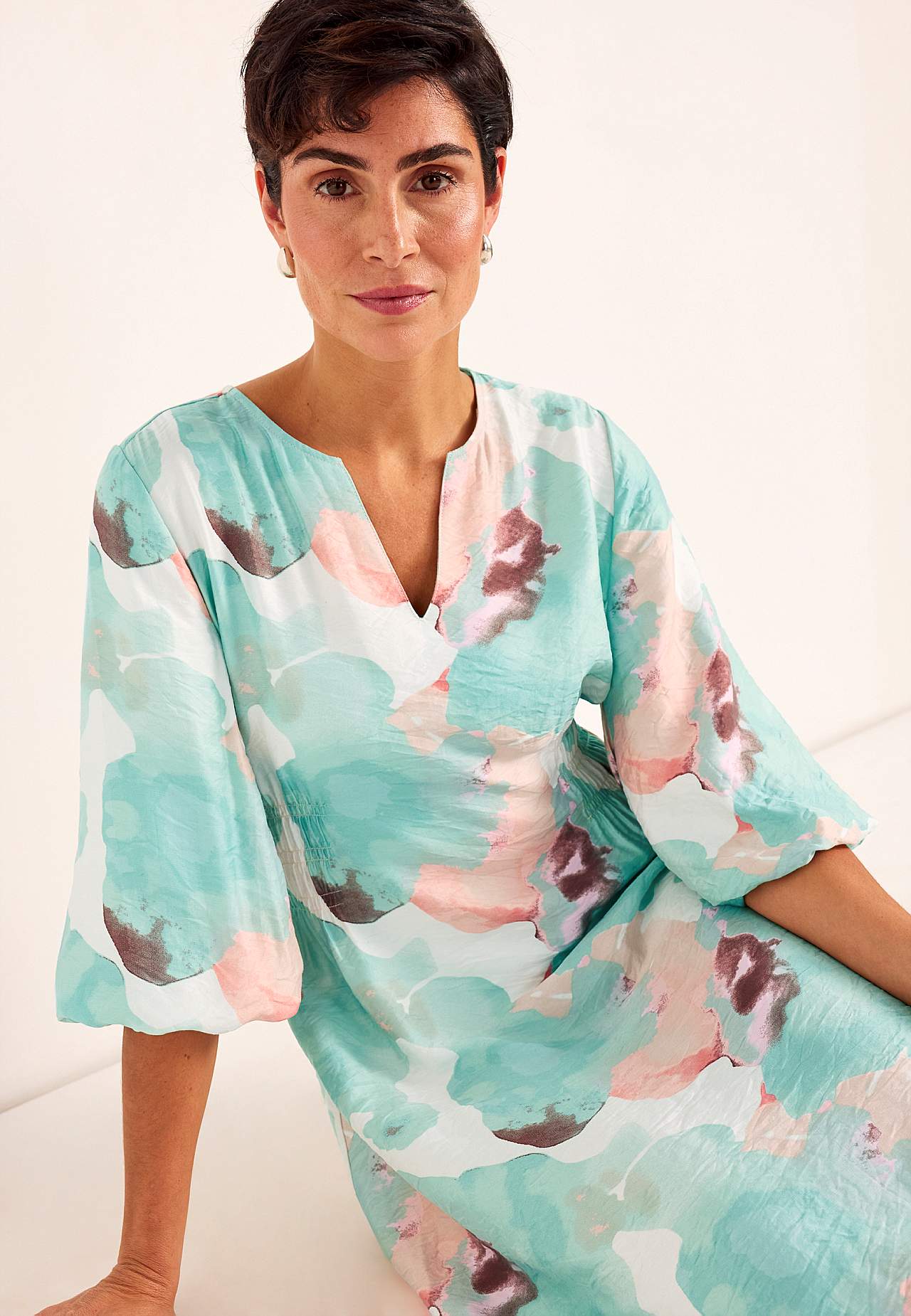 Kleita ar oderētām kuplām piedurknēm