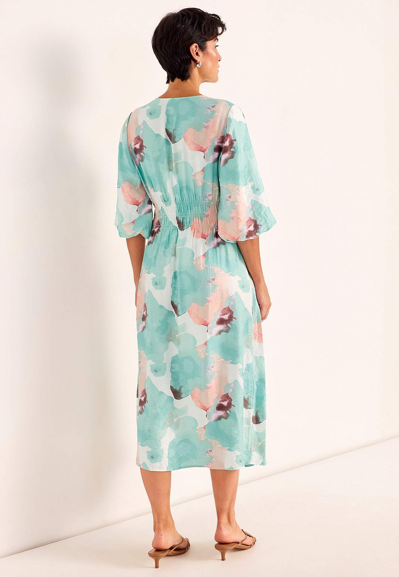 Kleita ar oderētām kuplām piedurknēm