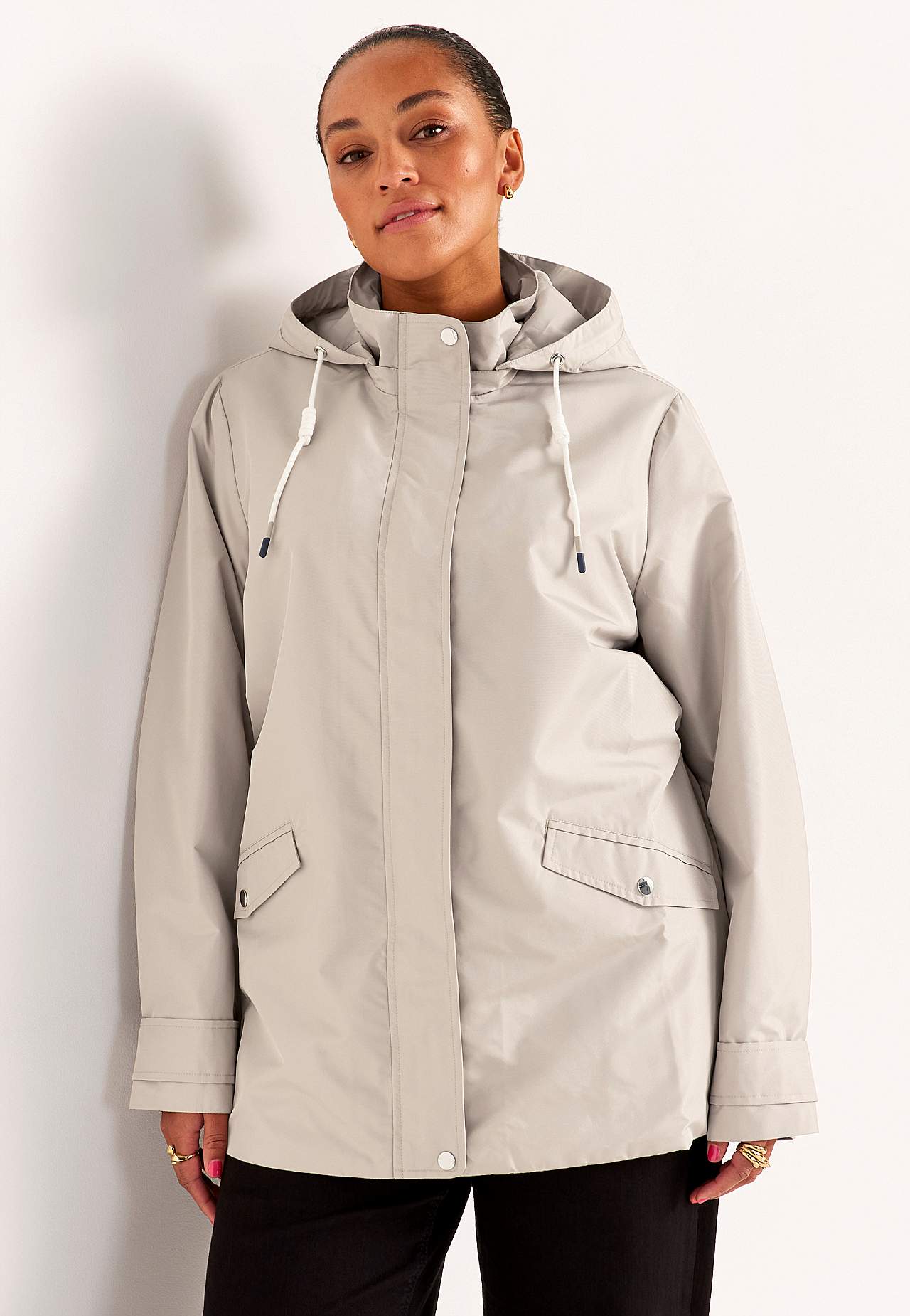 Oderēta jaka ar noņemamu kapuci