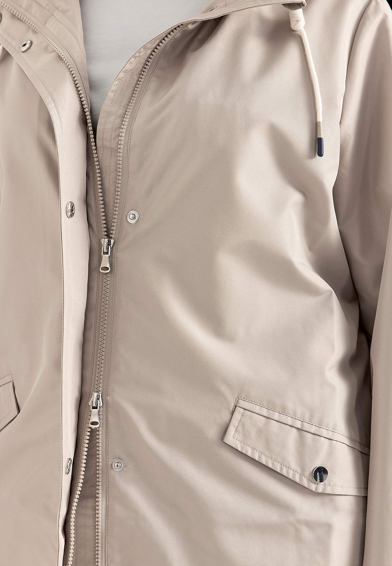 Oderēta jaka ar noņemamu kapuci