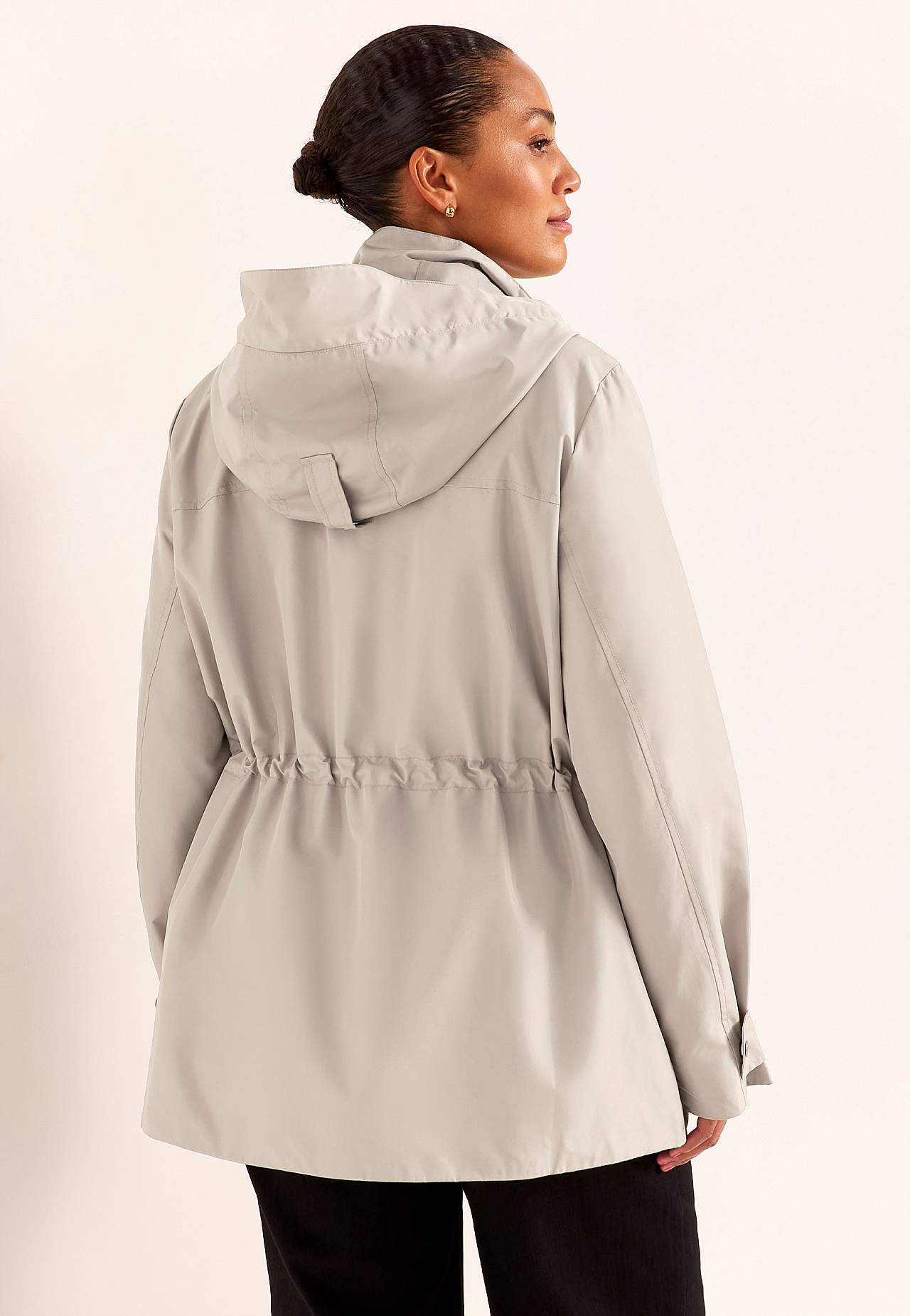 Oderēta jaka ar noņemamu kapuci