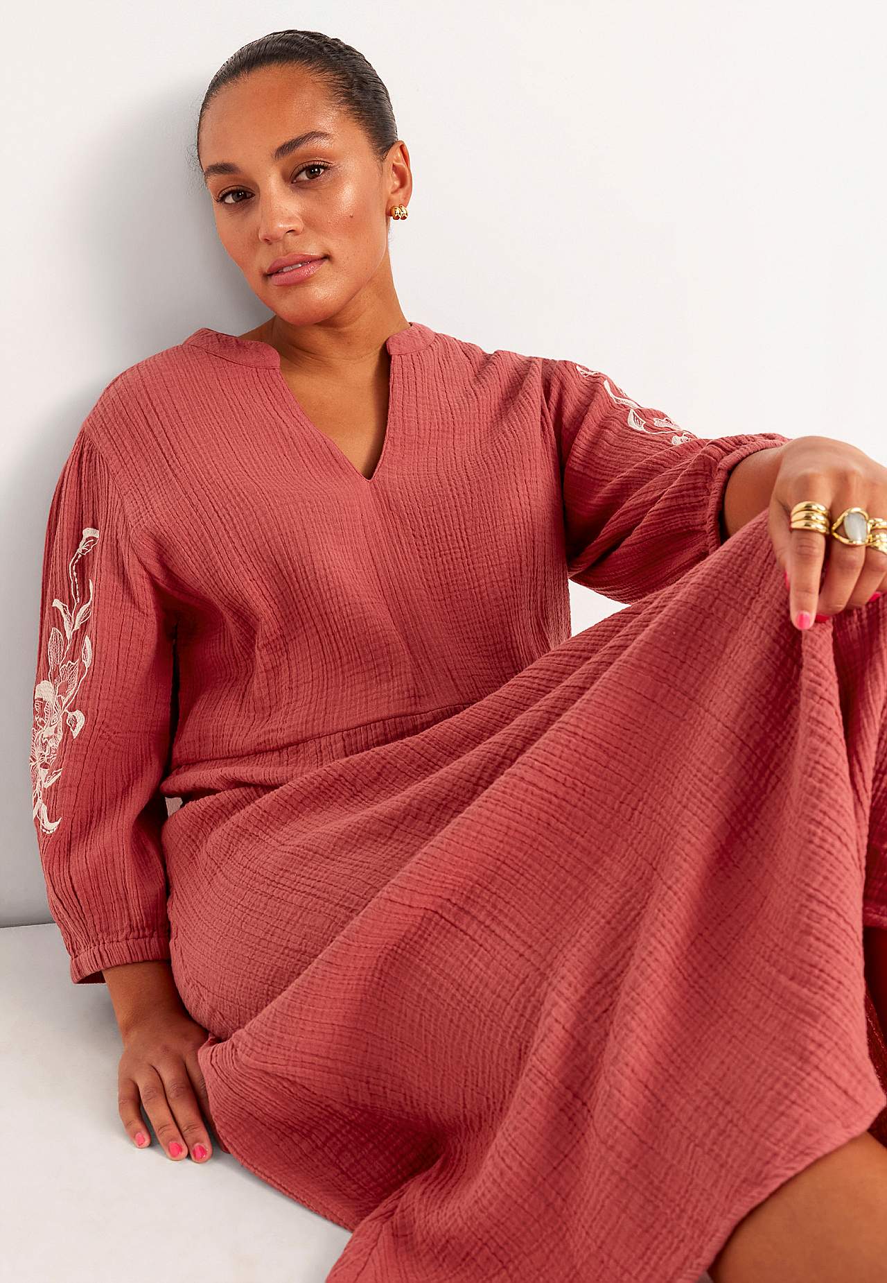 Krokotas kokvilnas kleita ar izšuvumu