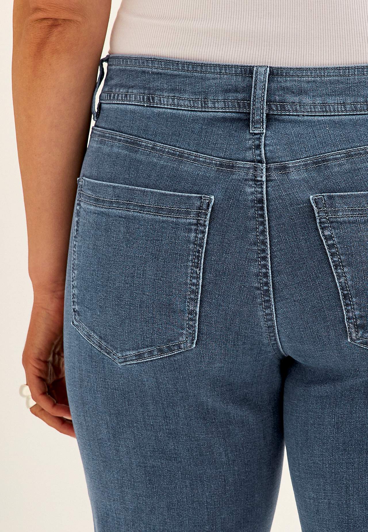 Platas džinsa bikses no īpaši elastīga džinsauduma Sara