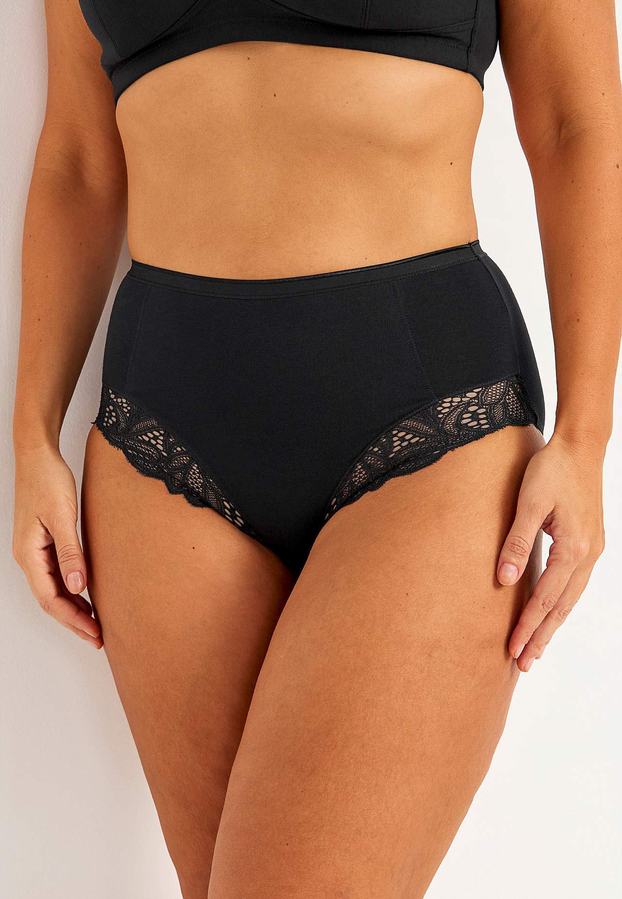 Viegli formējošas biksītes ar mežģīnēm kompl. 3 gabali