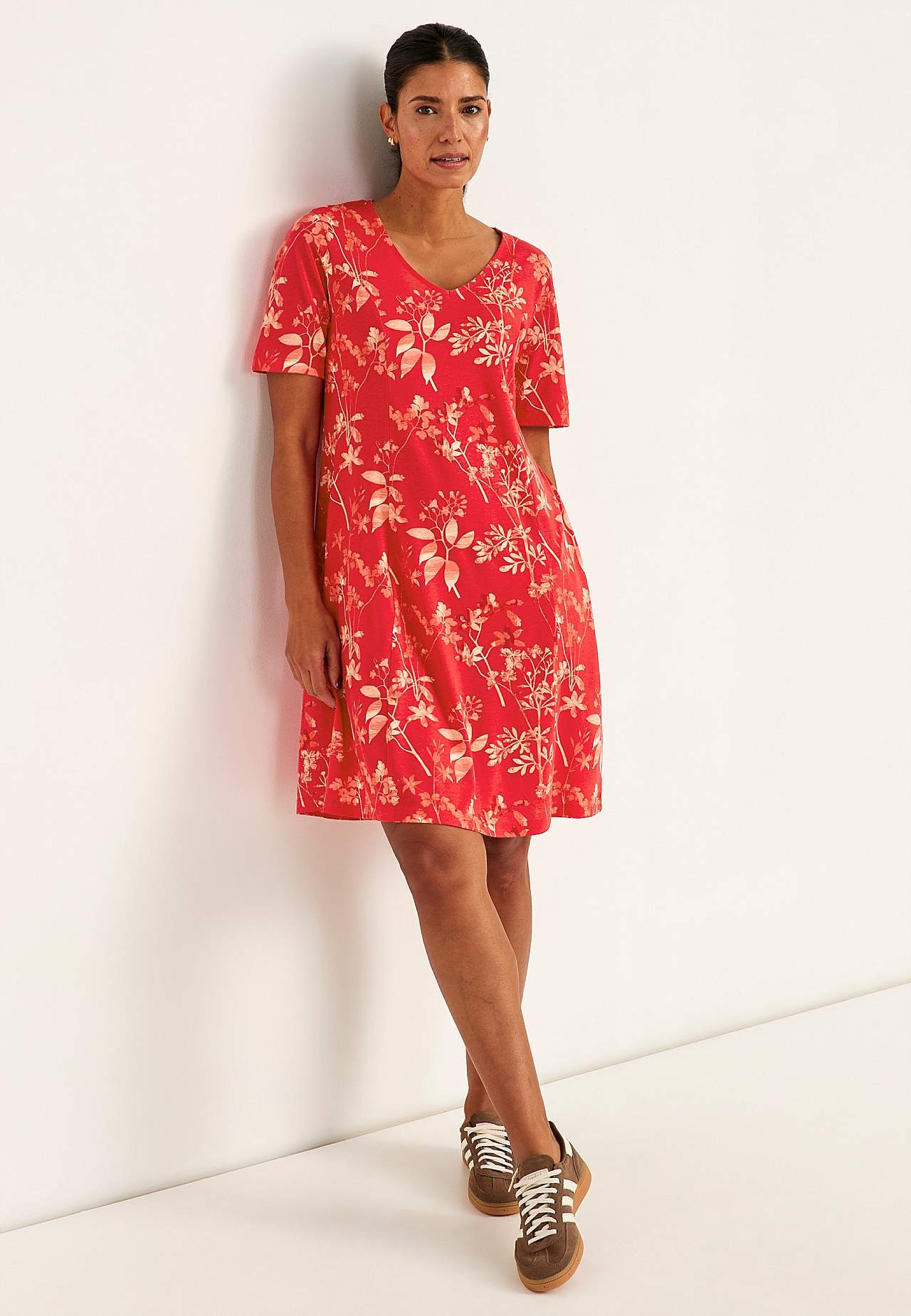 Rakstaina trikotāžas kleita ar kabatām