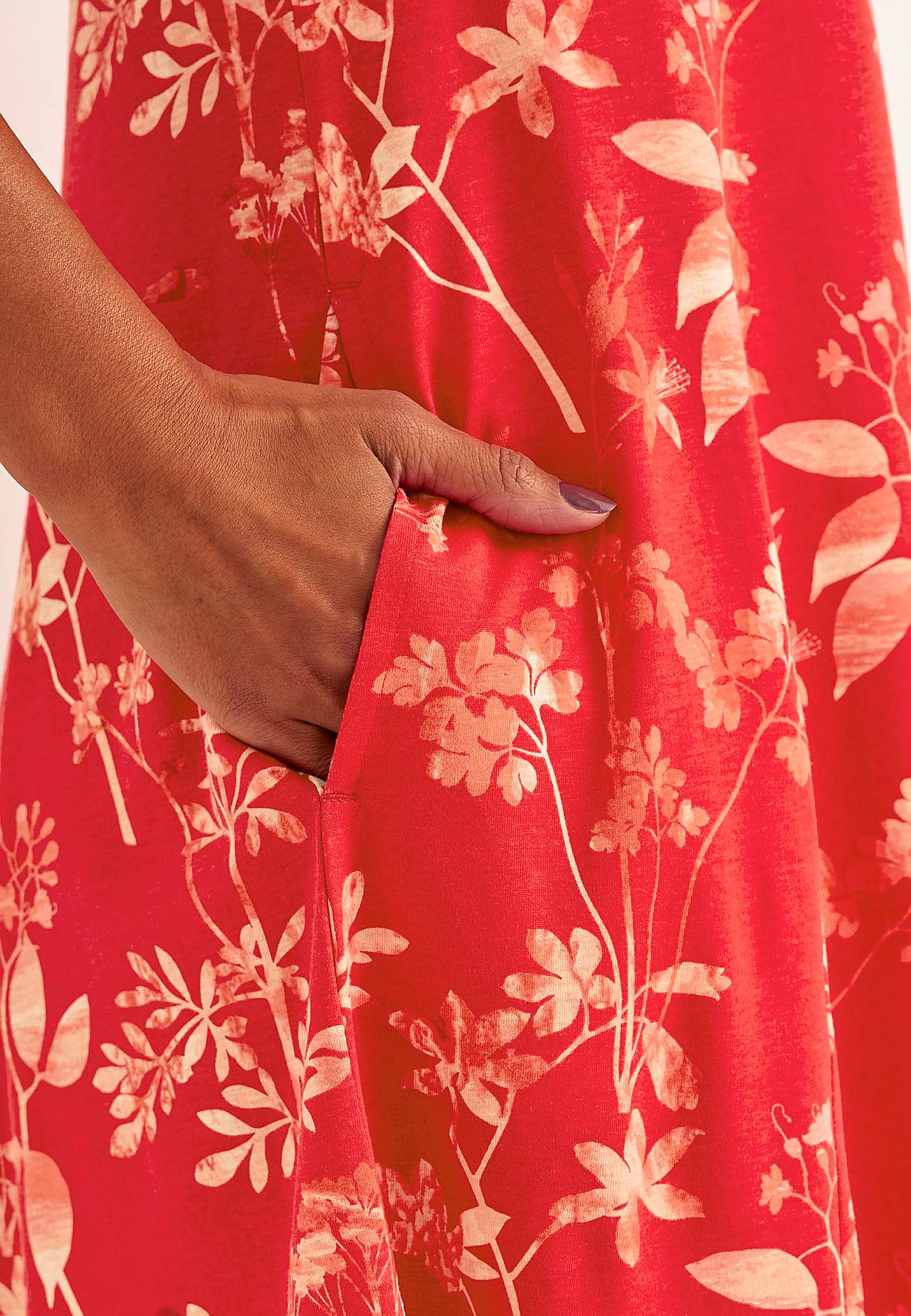 Rakstaina trikotāžas kleita ar kabatām