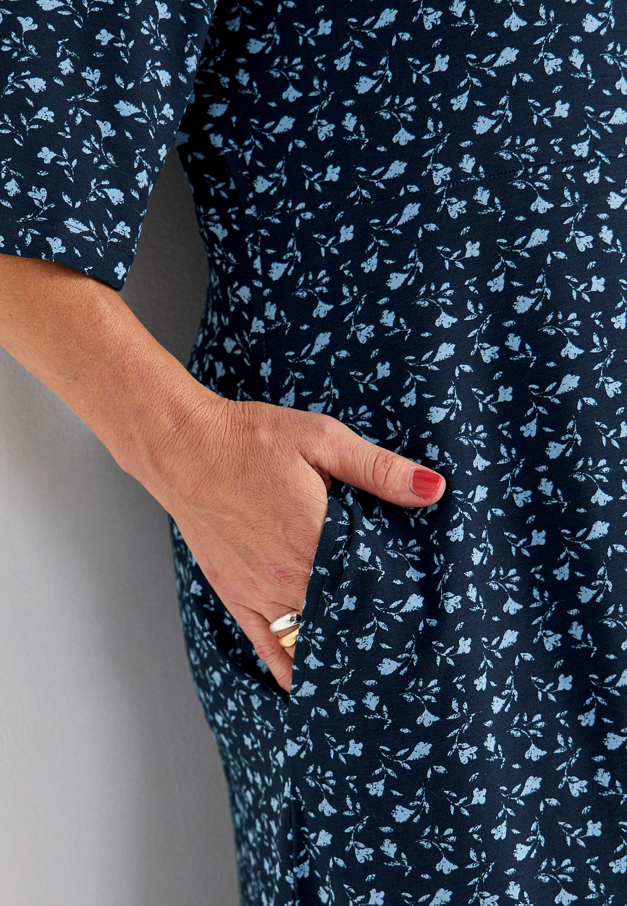 Puķaina trikotāžas kleita ar kabatām