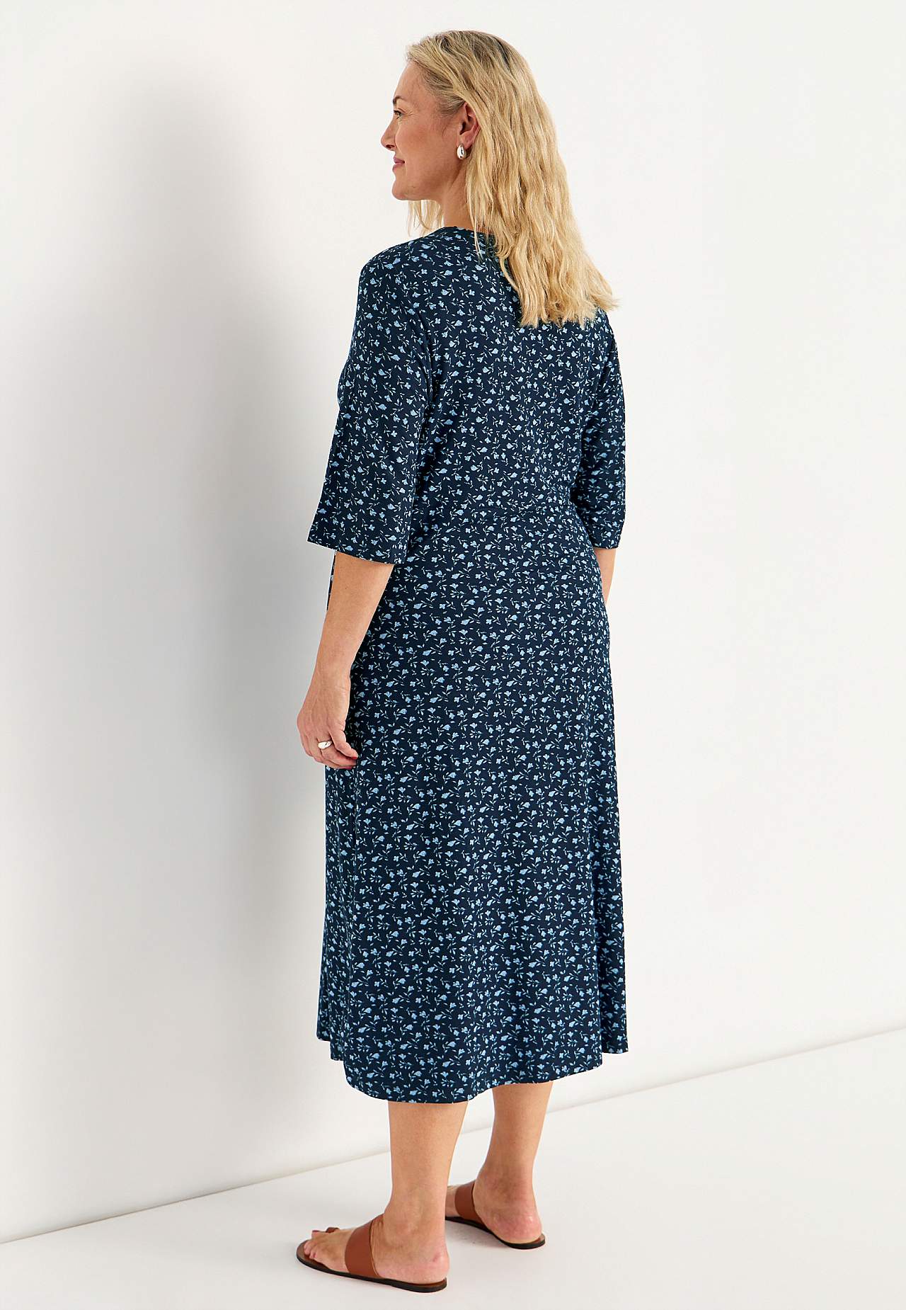 Puķaina trikotāžas kleita ar kabatām