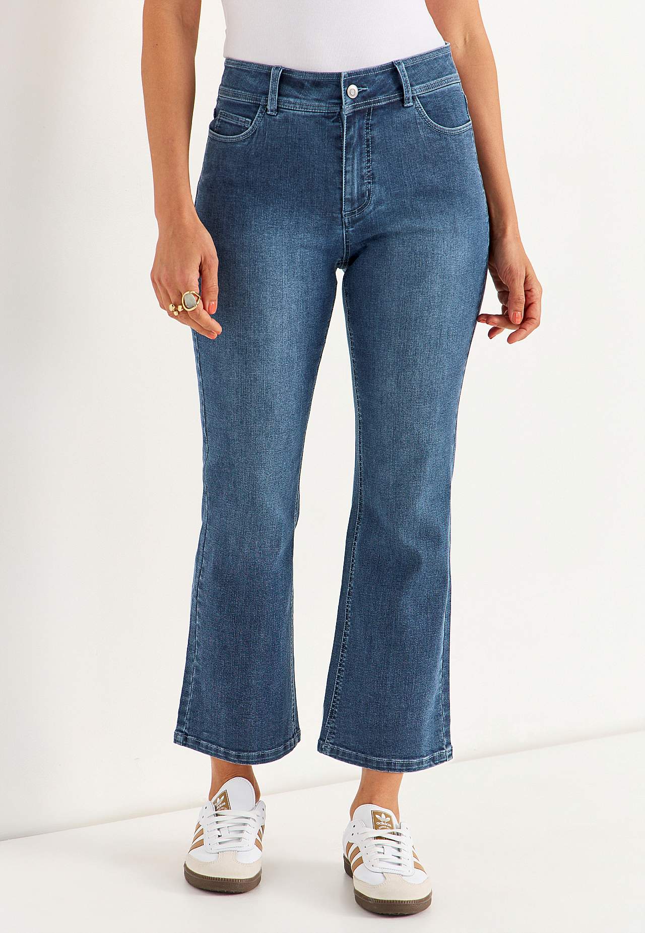 Ļoti elastīgi potīšu garuma džinsi Sara