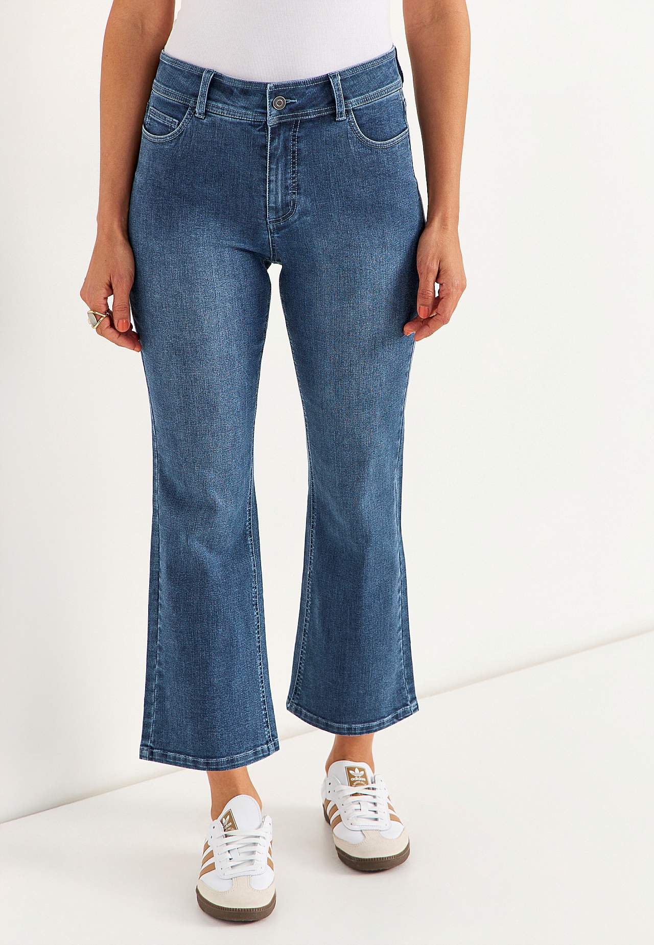 Ļoti elastīgi potīšu garuma džinsi Sara