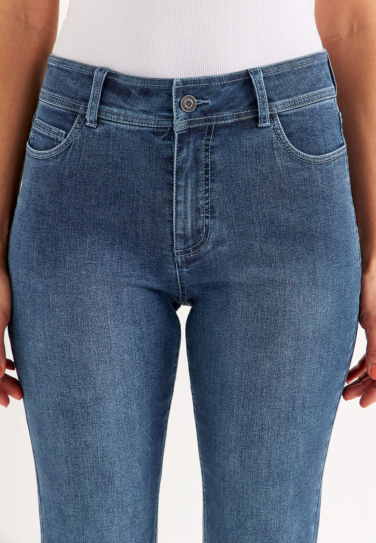 Ļoti elastīgi potīšu garuma džinsi Sara