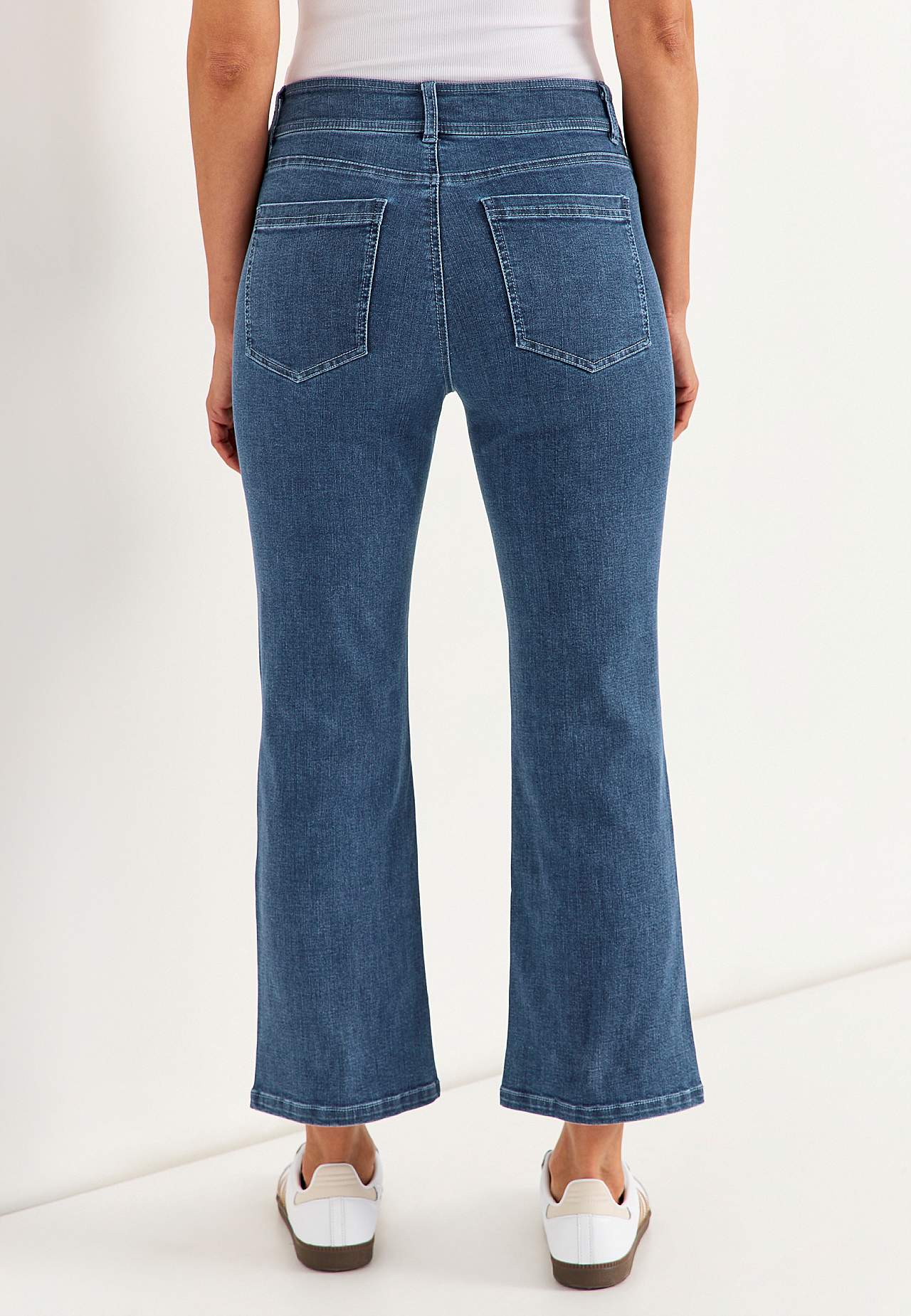 Ļoti elastīgi potīšu garuma džinsi Sara