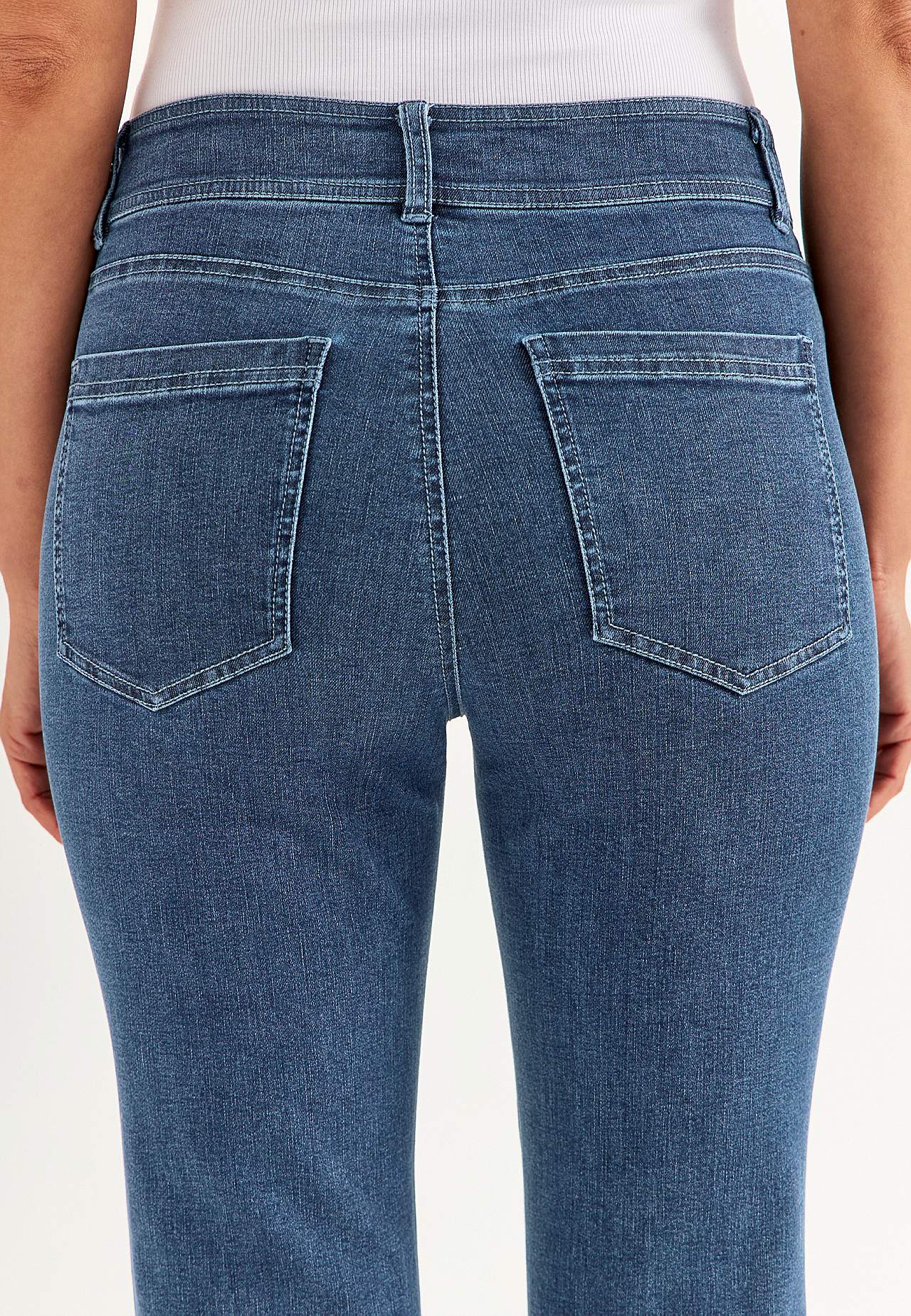 Ļoti elastīgi potīšu garuma džinsi Sara