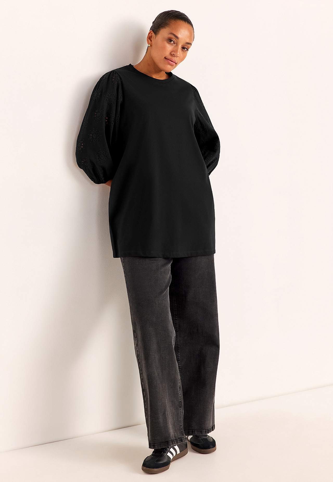 Trikotāžas tunika ar izšūtām piedurknēm