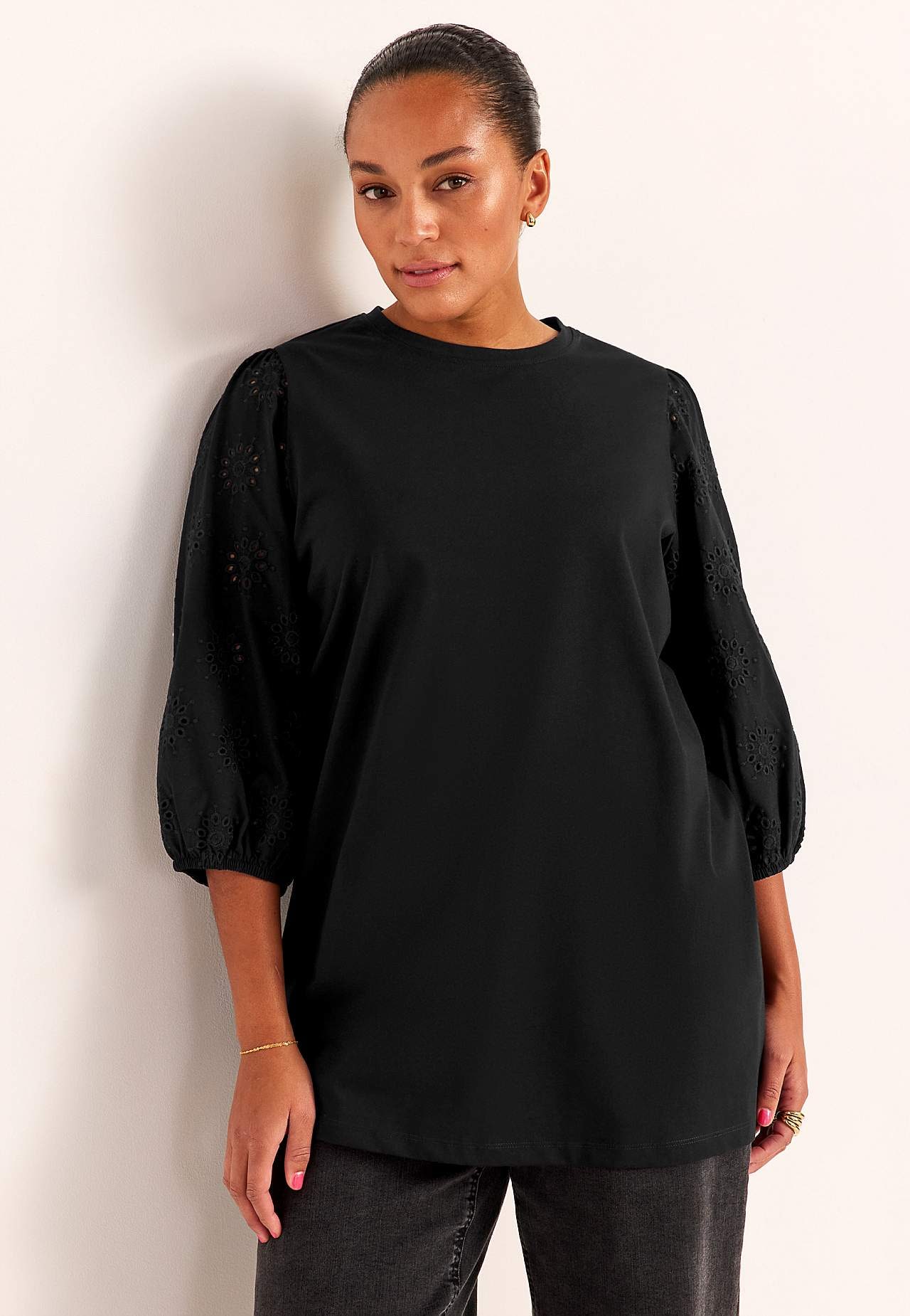 Trikotāžas tunika ar izšūtām piedurknēm