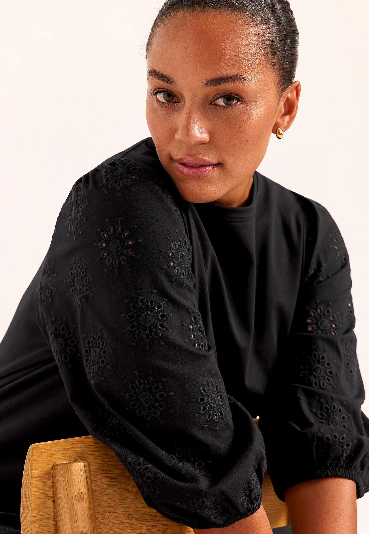 Trikotāžas tunika ar izšūtām piedurknēm